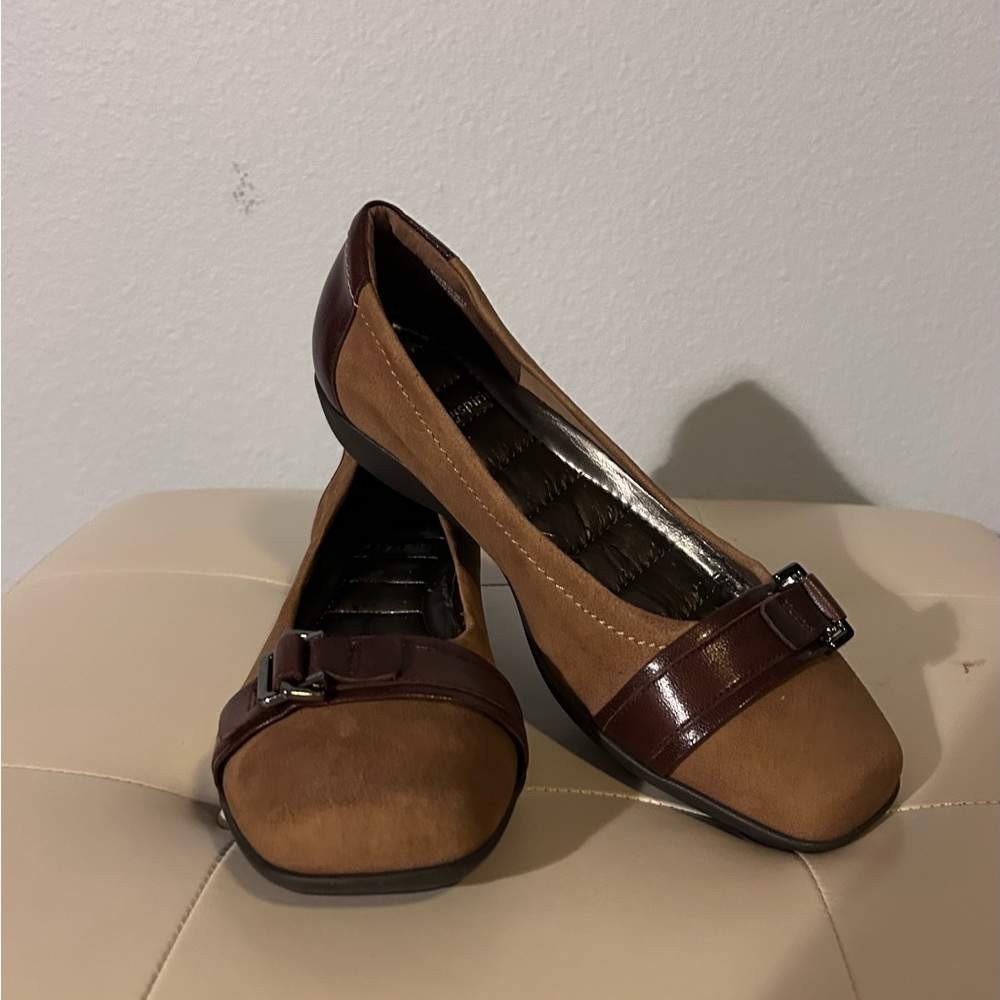 Easy Spirit Leather Flats, Size 5.5, New in Box. Fair Condition